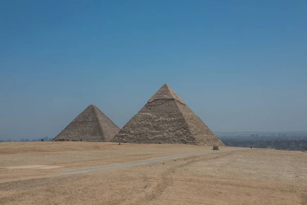 Las Grandes Pirámides Guiza Cerca Las Ruinas Templo Guiza Egipto —  Fotos de Stock