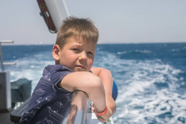 Portrait Adolescent Garçon Sur Eau Aquamarin Avec Des Voiliers Dans — Photo