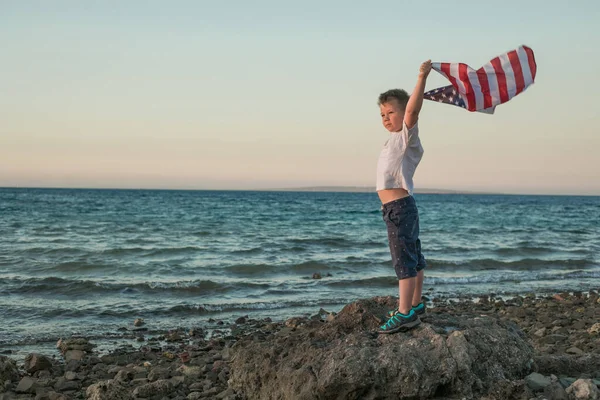 Rapazinho Deixa Bandeira Americana Voar Nas Mãos Com Vento Mar — Fotografia de Stock
