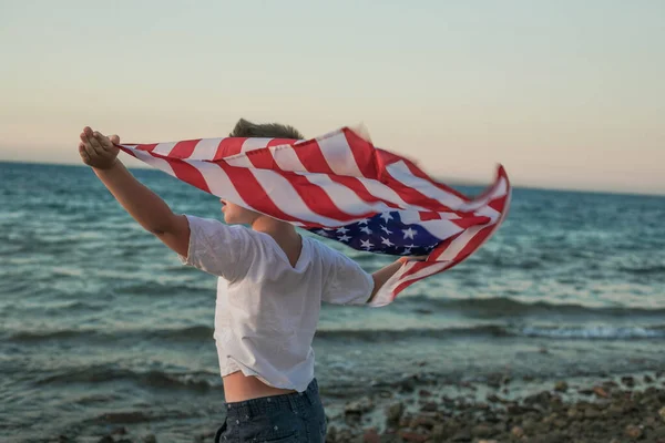 Rapazinho Deixa Bandeira Americana Voar Nas Mãos Com Vento Mar — Fotografia de Stock