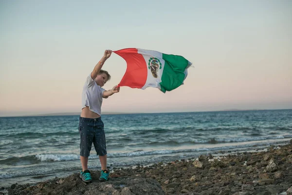 Fiatal Fiú Kezében Zászló Mexikó Tengernél Szeptember Mexikó Függetlenségének Napja — Stock Fotó