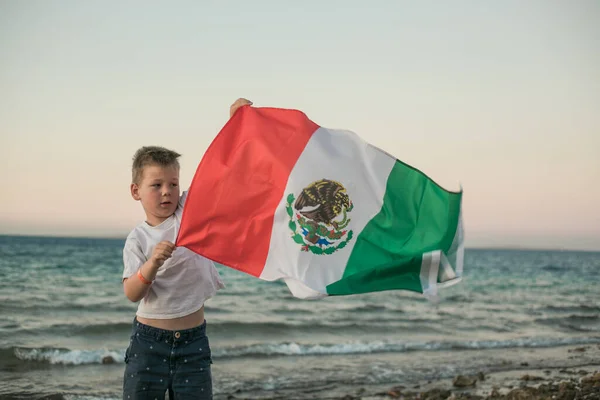 Młody Chłopiec Trzymający Flagę Meksyku Nad Morzem Września Dzień Niepodległości — Zdjęcie stockowe