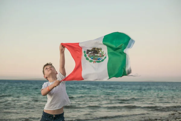 Jovem Segurando Bandeira México Mar Setembro Dia Independência México — Fotografia de Stock