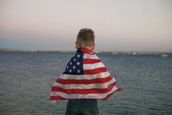 Αγοράκι Αφήνει Την Αμερικάνικη Σημαία Κυματίζει Στα Χέρια Του Στον — Φωτογραφία Αρχείου
