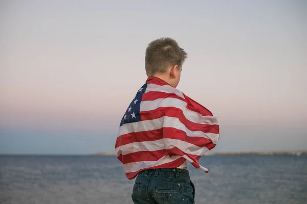 Kleiner Junge Lässt Die Amerikanische Flagge Den Händen Wind Auf — Stockfoto