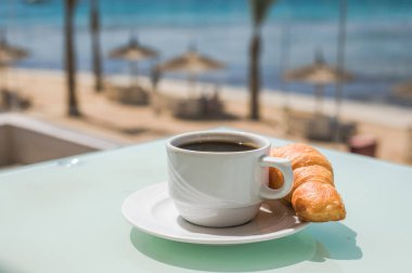 Bir fincan kahve. Günaydın gündoğumu konsepti. Yeni bir güne başlayalım. Metin için boşluk