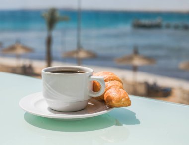 Bir fincan kahve. Günaydın gündoğumu konsepti. Yeni bir güne başlayalım. Metin için boşluk