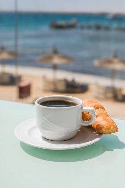 Bir fincan kahve. Günaydın gündoğumu konsepti. Yeni bir güne başlayalım. Metin için boşluk