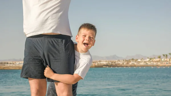 Pai Filho Passam Tempo Juntos Férias Mar Jovem Rapazinho Andar — Fotografia de Stock