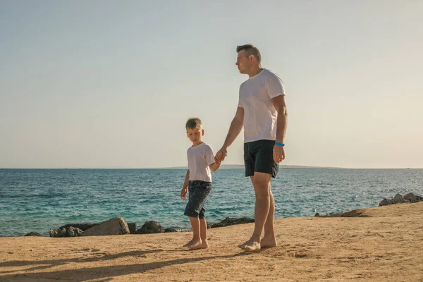 Padre Figlio Trascorrono Del Tempo Insieme Vacanze Mare Giovanotto Giorno — Foto Stock