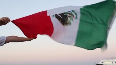 Meksika bayrağı taşıyan genç bir çocuk. 
