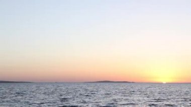 Kızıl Deniz 'in üzerinde gündoğumu manzarası. Mısır. Mısır 'da Kızıl Deniz' in üzerinde gün doğumu