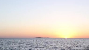Kızıl Deniz 'in üzerinde gündoğumu manzarası. Mısır. Mısır 'da Kızıl Deniz' in üzerinde gün doğumu