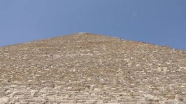 Kahire, Mısır: 14 Mayıs 2021 - Mısır 'ın Kahire kentindeki büyük Cheops Piramidi. Gökyüzüne Karşı Antik Piramit.