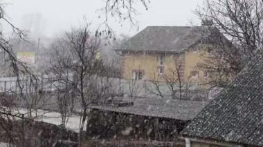 Köy evi, karla kaplı ağaçlar, büyük kar yığınları, kar, kırsal güzel kış manzarası. Yeni yıl, Noel.
