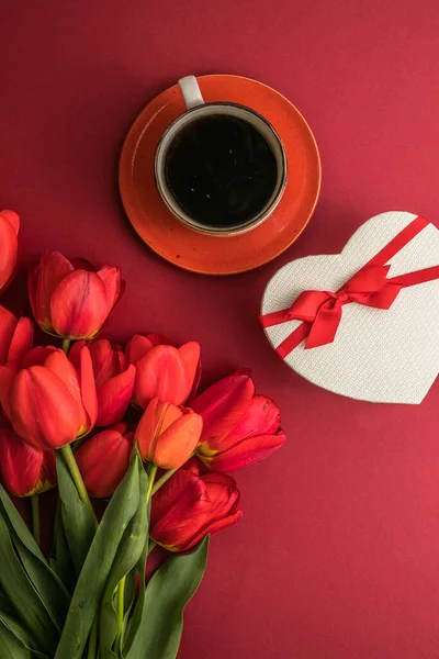 Μπουκέτο Κόκκινες Τουλίπες Και Κουτί Καρδιά Δώρο Καφέ Κύπελλο Ρύθμιση — Φωτογραφία Αρχείου