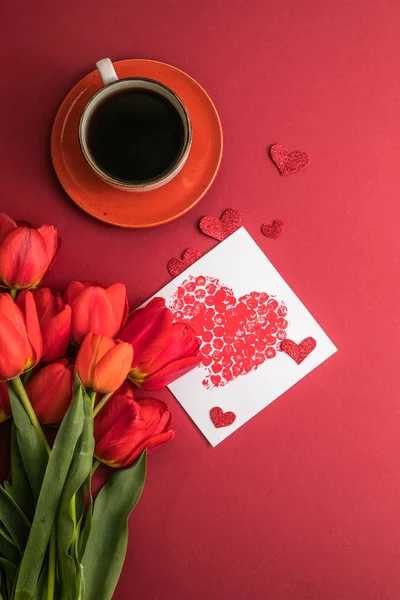 Πρωινό Καφέ Και Ένα Μπουκέτο Κόκκινες Τουλίπες Έντονο Κόκκινο Φόντο — Φωτογραφία Αρχείου