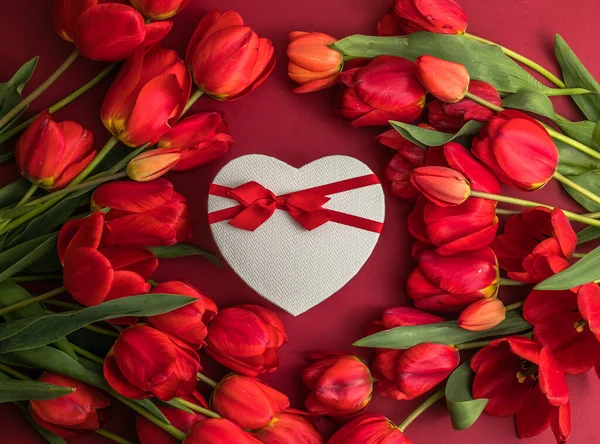 Μπουκέτο Κόκκινες Τουλίπες Και Κουτί Καρδιά Δώρο Ρύθμιση Πολύ Χώρο — Φωτογραφία Αρχείου