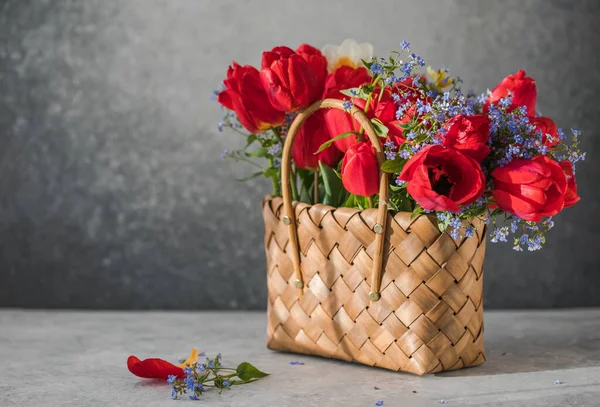 Summer Spring Bouquet Daffodils Red Tulips Wicker Basket Located White — Stock Photo, Image