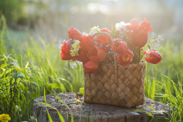 Flores Verano Canasta Paja Flores Provenza Con Flores Silvestres Tulipanes —  Fotos de Stock