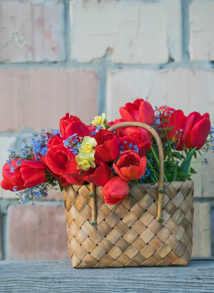 Flores Verano Canasta Paja Flores Provenza Con Flores Silvestres Tulipanes —  Fotos de Stock