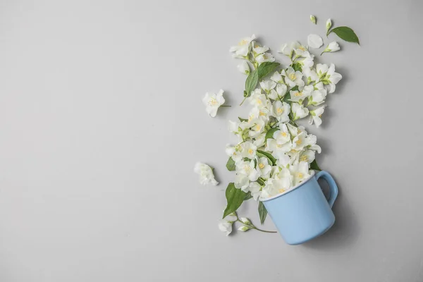 Composición Floral Sobre Fondo Gris Con Hojas Verdes Flores Copa —  Fotos de Stock