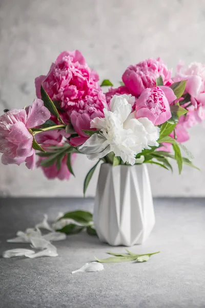 Flores Frescas Peony Vaso Bouquet Perto Cartão Saudação Floral Elegante — Fotografia de Stock