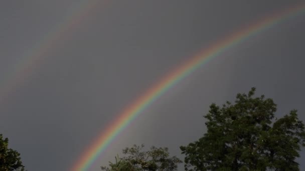 空に二重の虹と大雨 — ストック動画