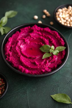 Humus Kasesi. Taze sebzeli kırmızı pancar humusu, masada zeytin yağı.