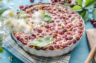 Mavi arka planda kirazlı vişneli Clafoutis.
