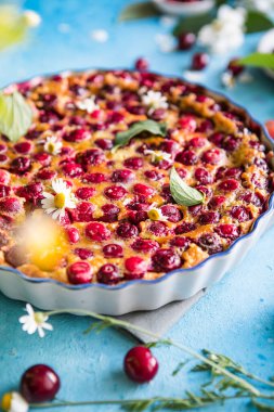 Mavi arka planda kirazlı vişneli Clafoutis.