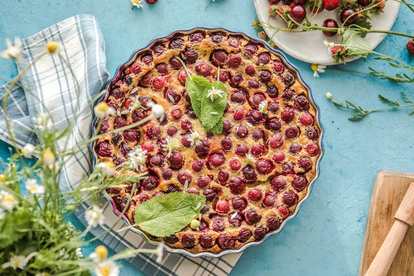 Cereza Clafoutis Con Cereza Sobre Fondo Azul — Foto de Stock