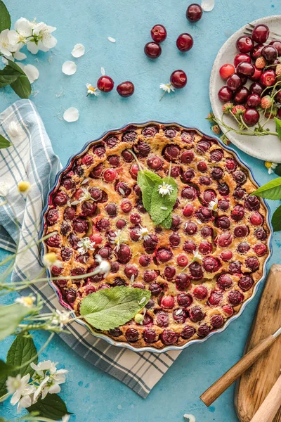 Cereza Clafoutis Con Cereza Sobre Fondo Azul — Foto de Stock