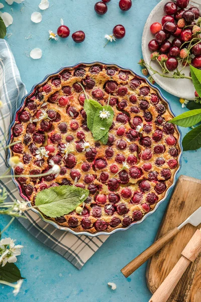 Cereza Clafoutis Con Cereza Sobre Fondo Azul — Foto de Stock