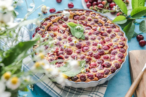 Cereza Clafoutis Con Cereza Sobre Fondo Azul — Foto de Stock