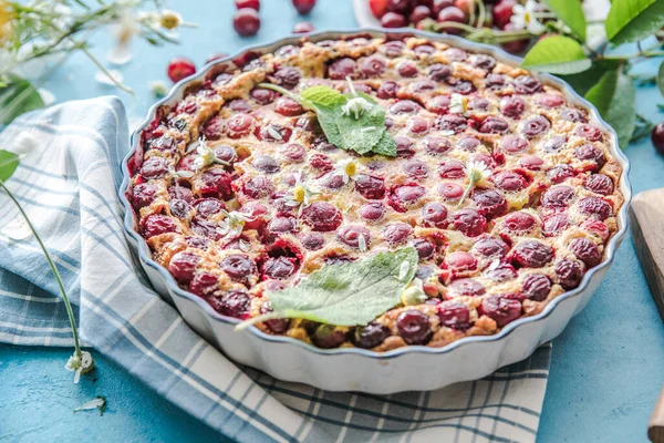 Cereza Clafoutis Con Cereza Sobre Fondo Azul — Foto de Stock