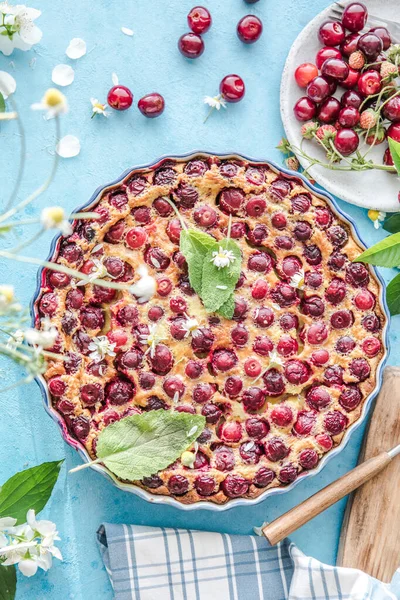 Cereza Clafoutis Con Cereza Sobre Fondo Azul — Foto de Stock