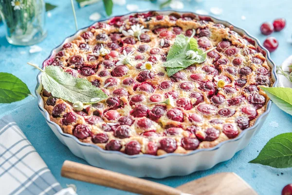 Cereza Clafoutis Con Cereza Sobre Fondo Azul — Foto de Stock