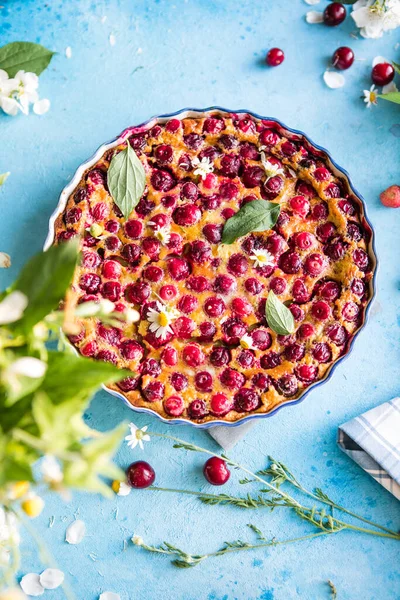 Cereja Clafoutis Com Cereja Fundo Azul — Fotografia de Stock