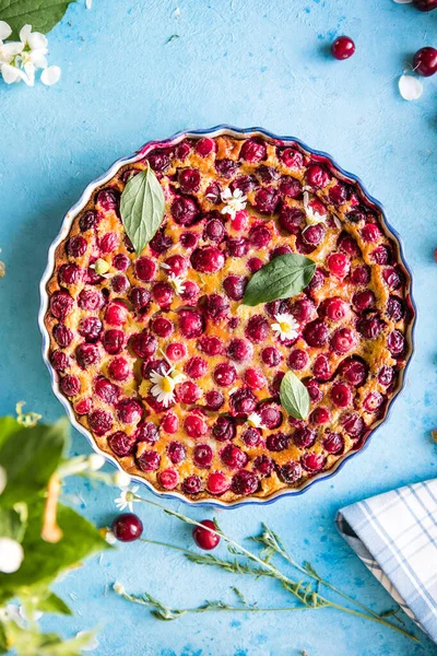 Cereza Clafoutis Con Cereza Sobre Fondo Azul — Foto de Stock