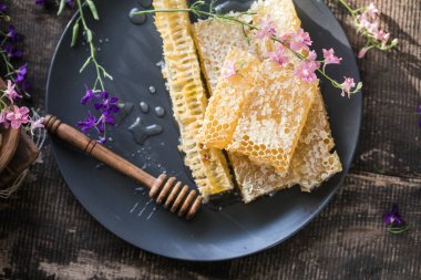 Ahşap arka planda ahşap bal kovanı ve bal petekleri