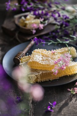 Ahşap arka planda ahşap bal kovanı ve bal petekleri