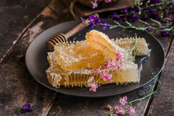 Honigschleuder Aus Holz Und Waben Auf Hintergrund Aus Holz — Stockfoto