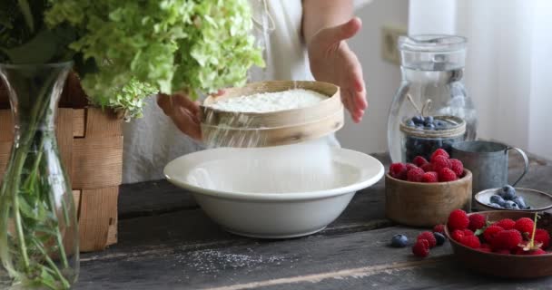 Ręka Kobiety Kuchni Przesiewa Mąkę Stole Aby Ciasto — Wideo stockowe