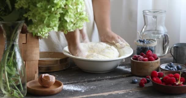 Vrouw Kneedt Het Deeg Met Haar Handen Vrouwelijke Handen Rauw — Stockvideo