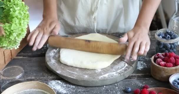 Merdaneli Kadın Eller Pierogi Için Para Yapıyor Ahşap Masada Pişirme — Stok video