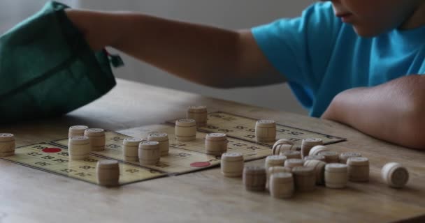 Los Niños Juegan Loto Ruso Mesa Juego Barriles Con Números — Vídeo de stock