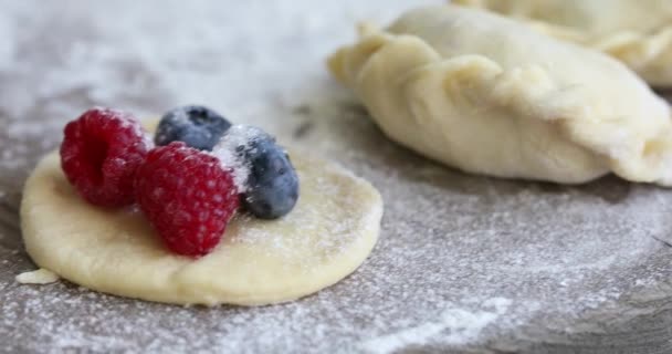 Mulher Fez Bolinhos Caseiros Pierogi Fundo Madeira Com Farinha Comida — Vídeo de Stock