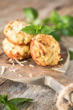 Ev yapımı tatlandırılmamış iştah açıcı jambonlu, peynirli, soslu kekler..