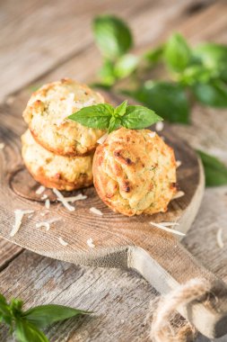 Ev yapımı tatlandırılmamış iştah açıcı jambonlu, peynirli, soslu kekler..